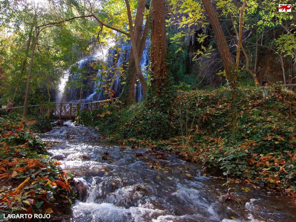 Una de las muchas cascadas en el Monasterio de Piedra