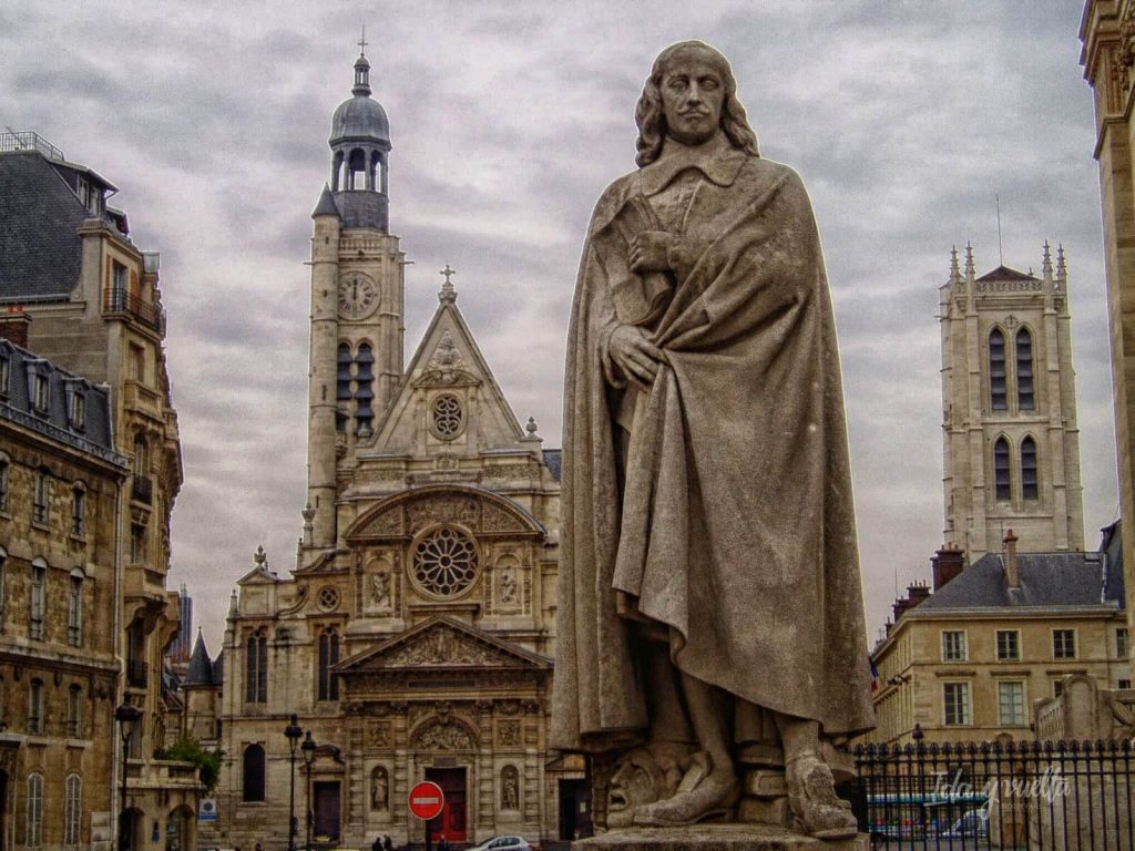 Iglesia de St-Etienne-du Mont y estatua de Pascal en el Barrio Latino