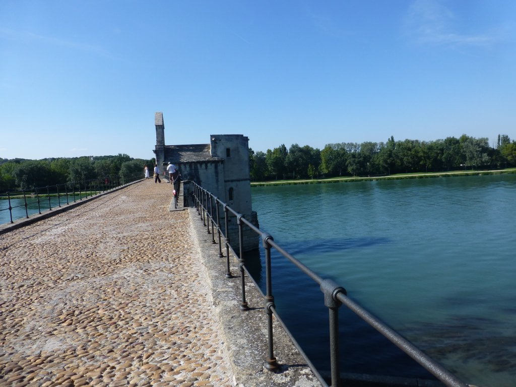 Vista del Puente de Avignon hacia Villeneuve des Avignon