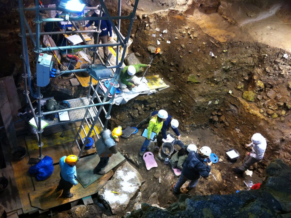 Excavación en el Portalón de Cueva Mayor- visitar Atapuerca