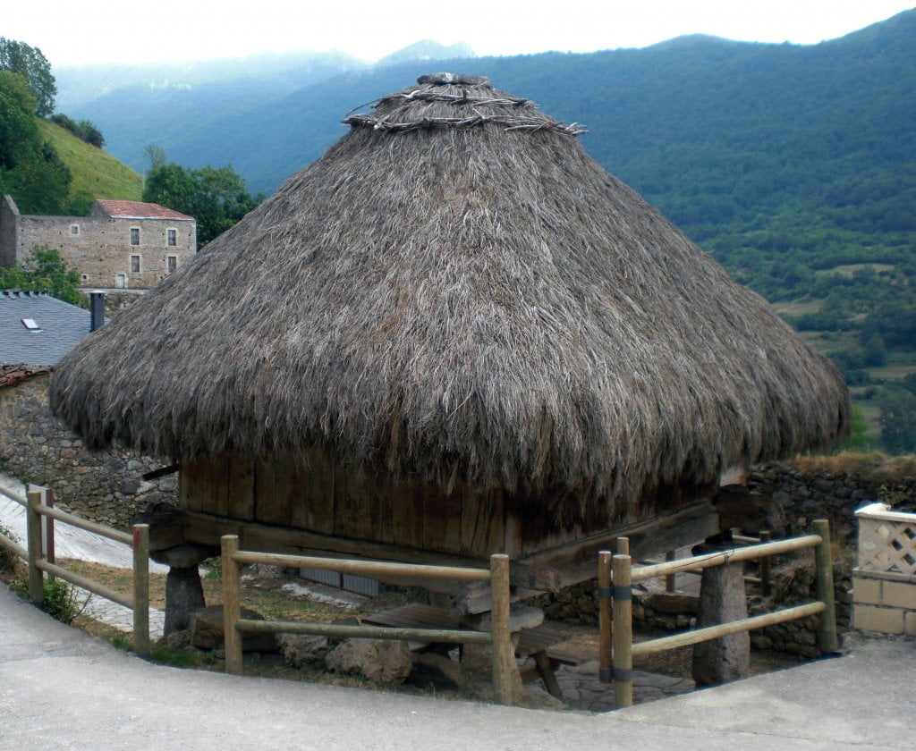 El horreo de Urría con su techumbre de teito - Rutas desde Valle de Lago
