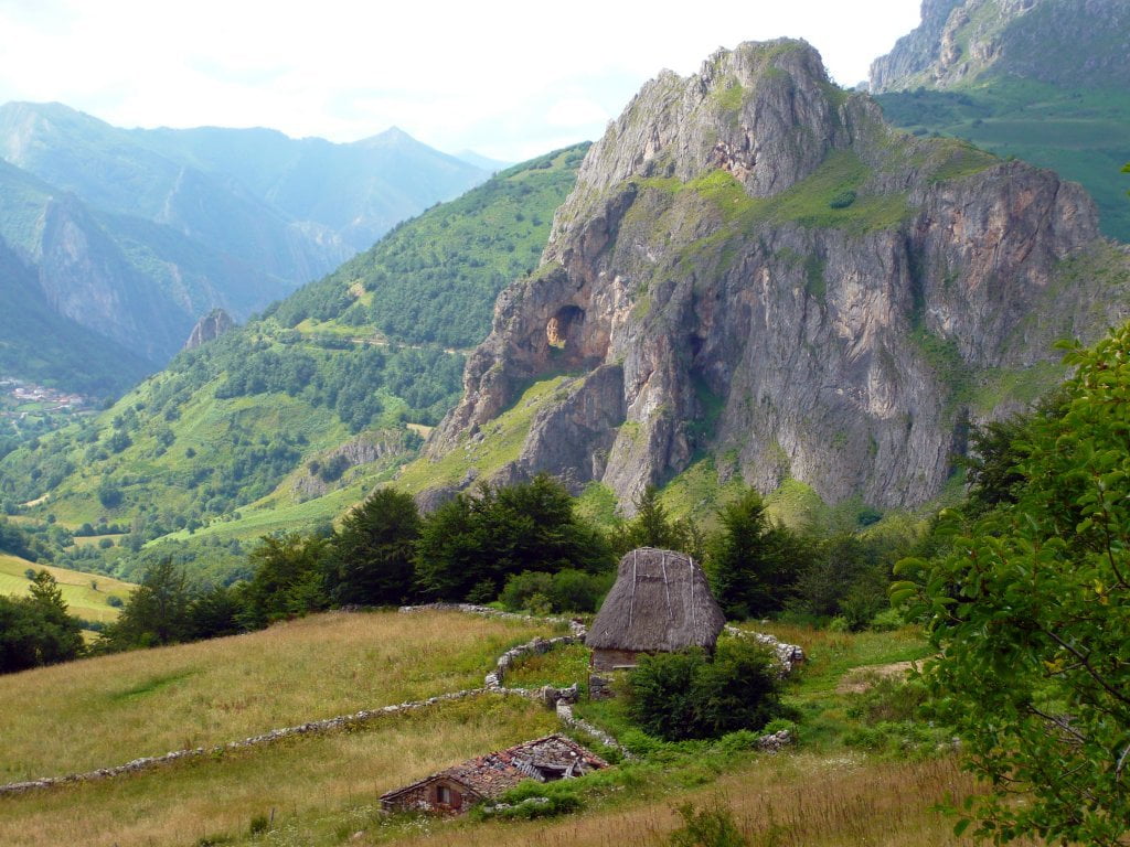 Vista de la Peña Furada o Picu Castiellu - Rutas desde Valle de Lago