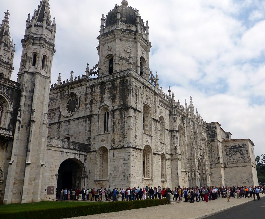 Vista del acceso a la puerta principal del Monasterio de los Jerónimos de Lisboa