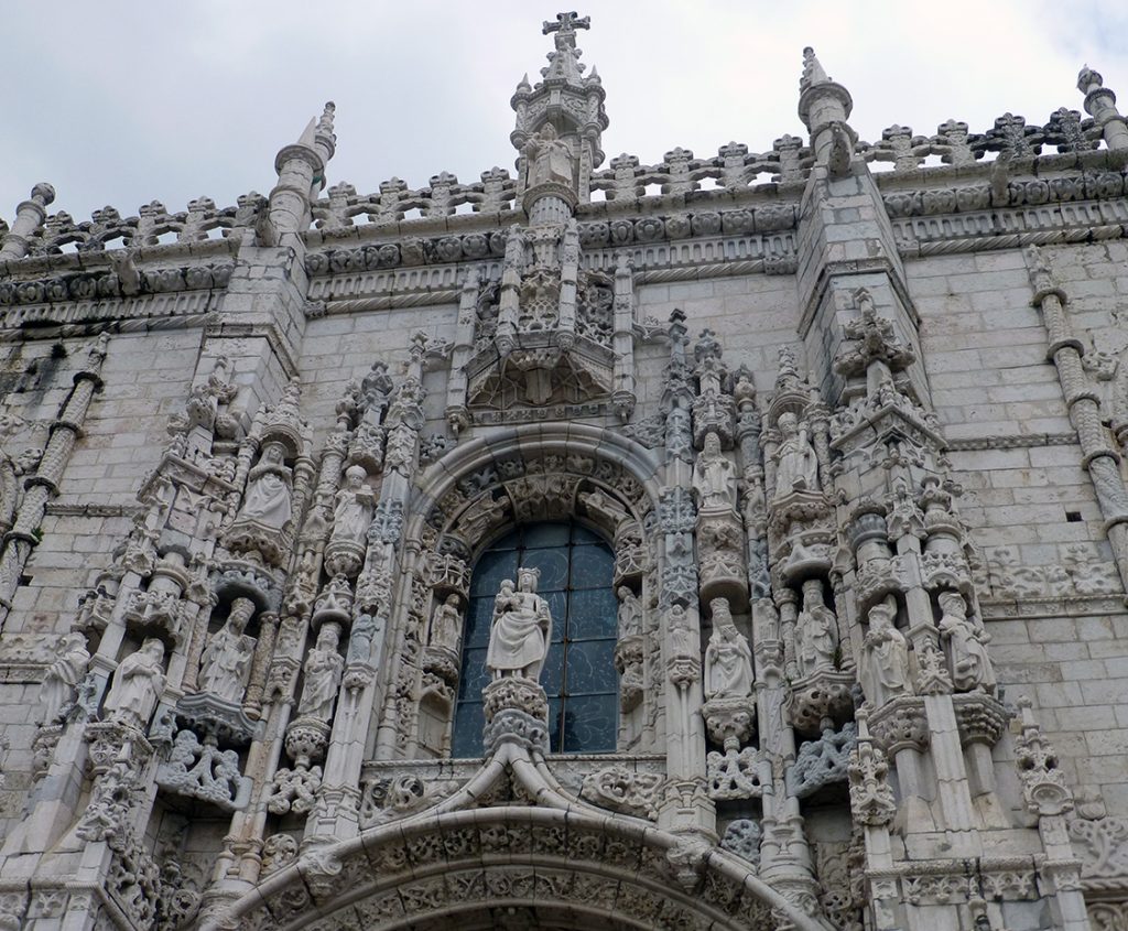 Imagen de Nuestra Señora de Belém en la Portada Sur - Monasterio de los Jerónimos de Lisboa