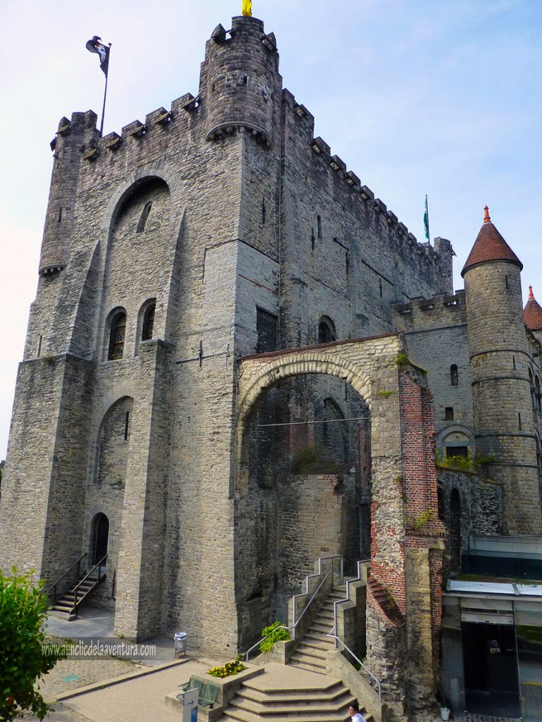 Entrada al interior del Castillo de Gante - visitar el castillo de Gante