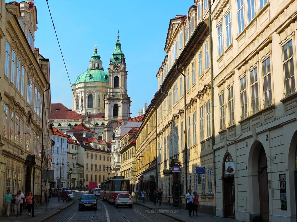 Hacia la Plaza de Malá Strana por la calle Karmelitská - qué ver en el barrio de Malá Strana de Praga