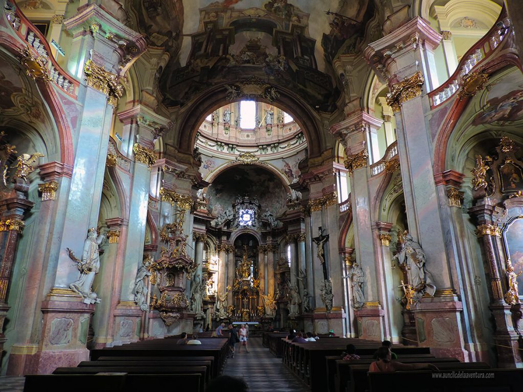 Interior de la Iglesia de San Nicolás - qué ver en el barrio de Malá Strana de Praga