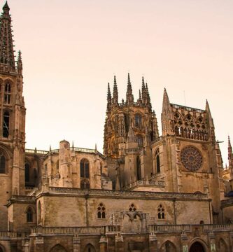 Portada del Sarmental, el claustro y la Capilla de los Condestables de la Catedral de Burgos