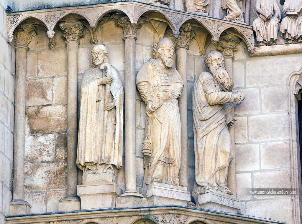 Figuras Puerta del Sarmental - Portada del Sarmental, el claustro y la Capilla de los Condestables de la Catedral de Burgos