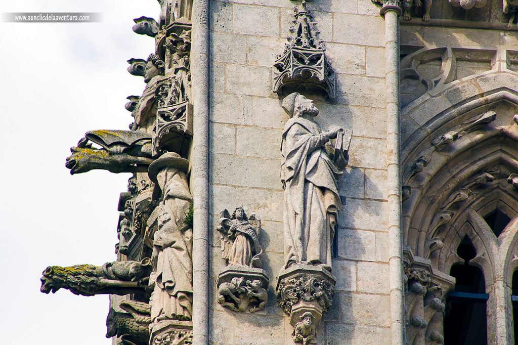 Obispo Alonso de Cartagena en la Portada de Santa María de la Catedral de Burgos