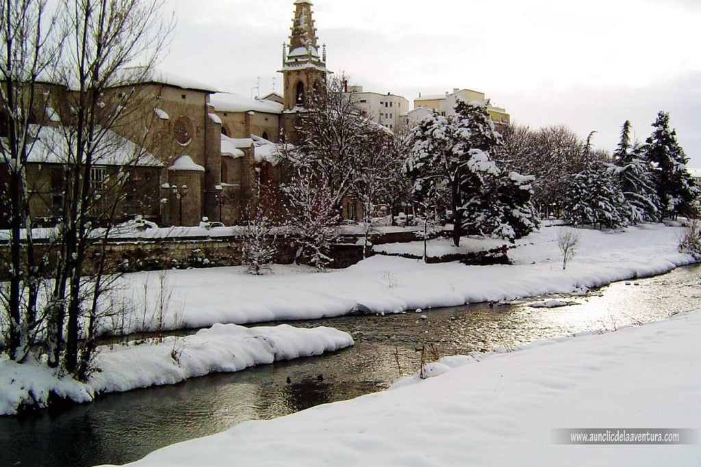 Río Arlanzón e Iglesia de la Merced con nieve