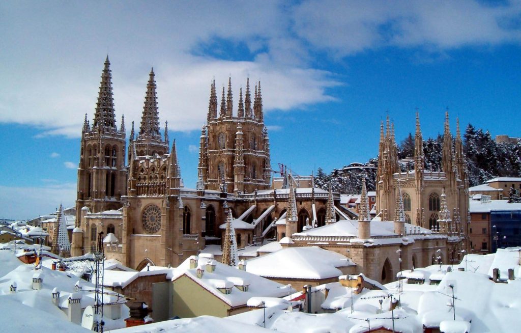 Vista de la Catedral de Burgos nevada desde los tejados del centro histórico