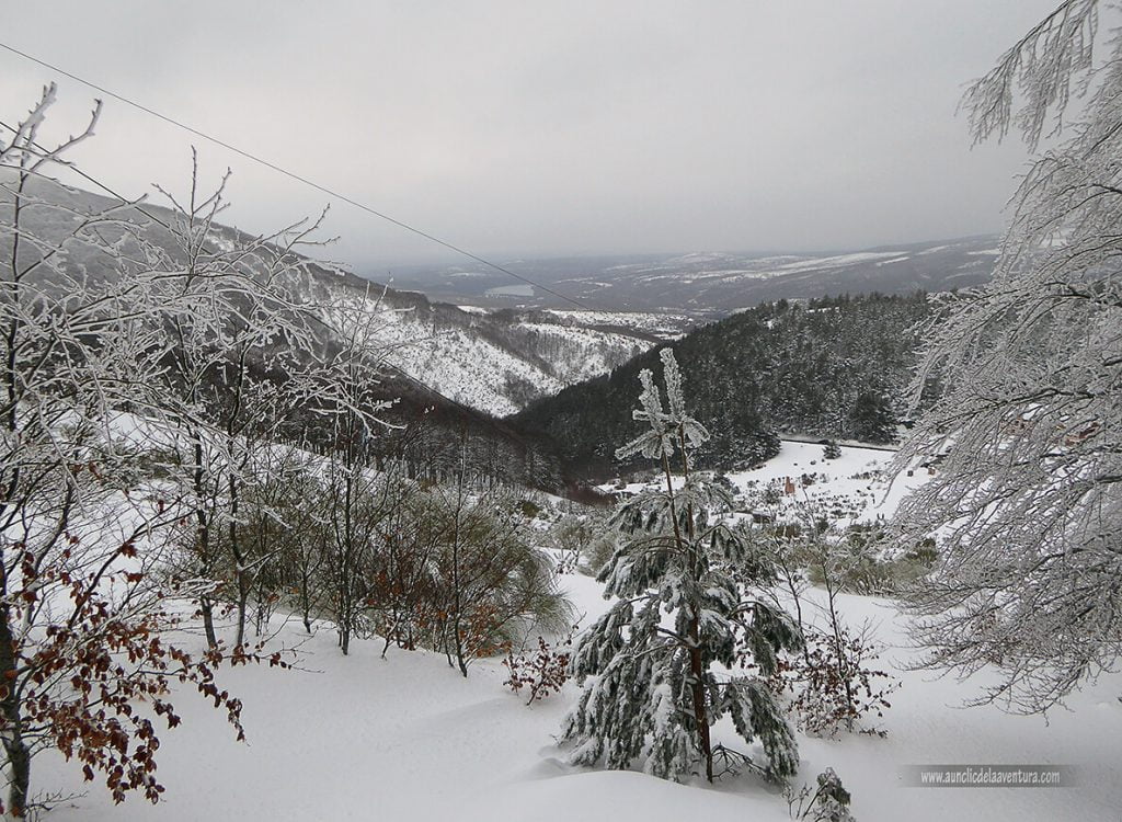 Vista desde la parte superior de la pista de esquí con el pantano de Arlanzón al fondo - nieve en Pineda de la Sierra