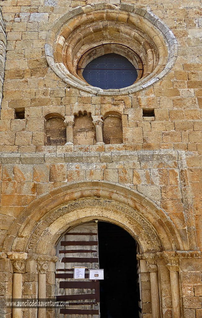 Portada románica de la iglesia de Nuestra Señora del Castillo, Calatañazor