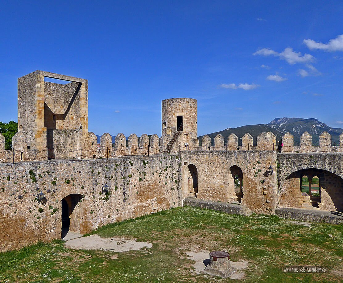 Patio de armas y murallas del Castillo de Frías