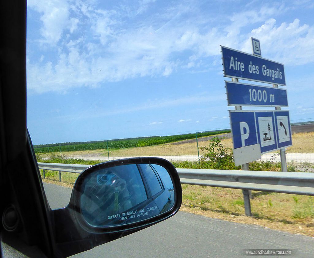 Señalización en la autopista de un área de servicio - viajar a Francia