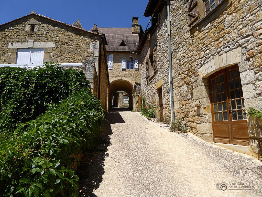 Las calles en cuesta son las más comunes en Castelnaud- visitar Castelnaud y Beynac-et-Cazenac