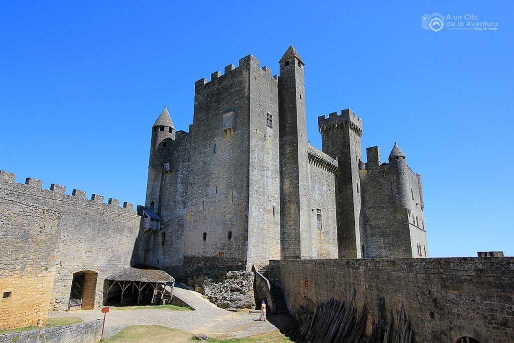 Patio del segundo recinto del Castillo de Beynac- visitar Castelnaud y Beynac-et-Cazenac