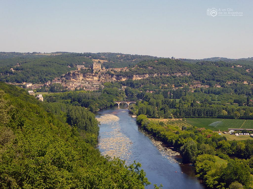 Vista del Valle del Dordoña con el pueblo de Beynac-et-Cazenac al fondo- visitar Castelnaud y Beynac-et-Cazenac