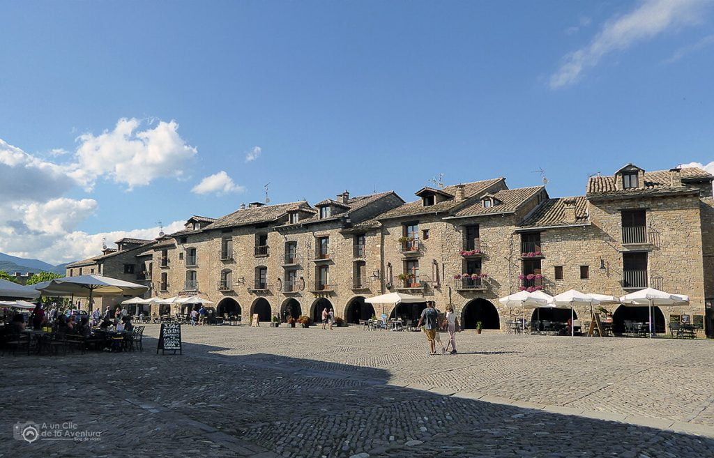 Soportales románicos de la Plaza Mayor de Aínsa