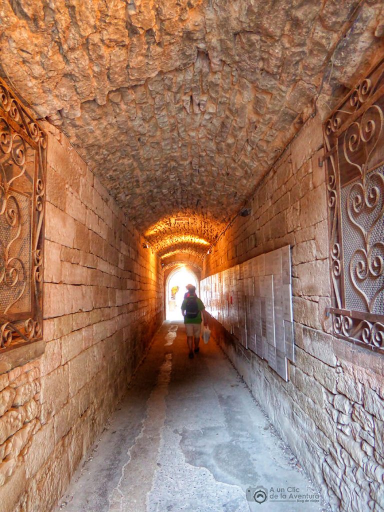 Túnel de entrada al santuario - Qué visitar en Rocamadour