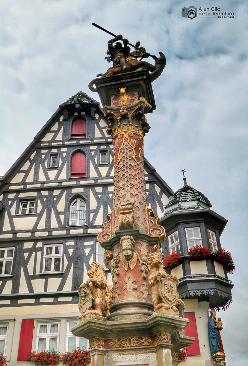 Fuente de San Jorge con la famosa farmacia detrás - qué ver en Rothenburg ob der Tauber Fuente de San Jorge con la famosa farmacia detrás - qué ver en Rothenburg ob der Tauber