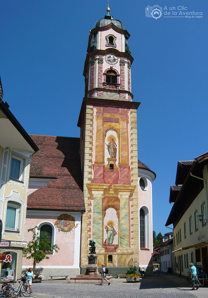 Colorida torre de la iglesia de San Pedro y San Pablo de Mittenwald