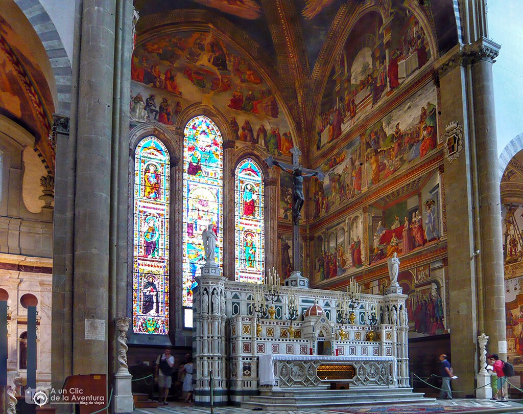 Interior de la iglesia de Santa María Novella en Florencia Interior de la iglesia de Santa María Novella en Florencia