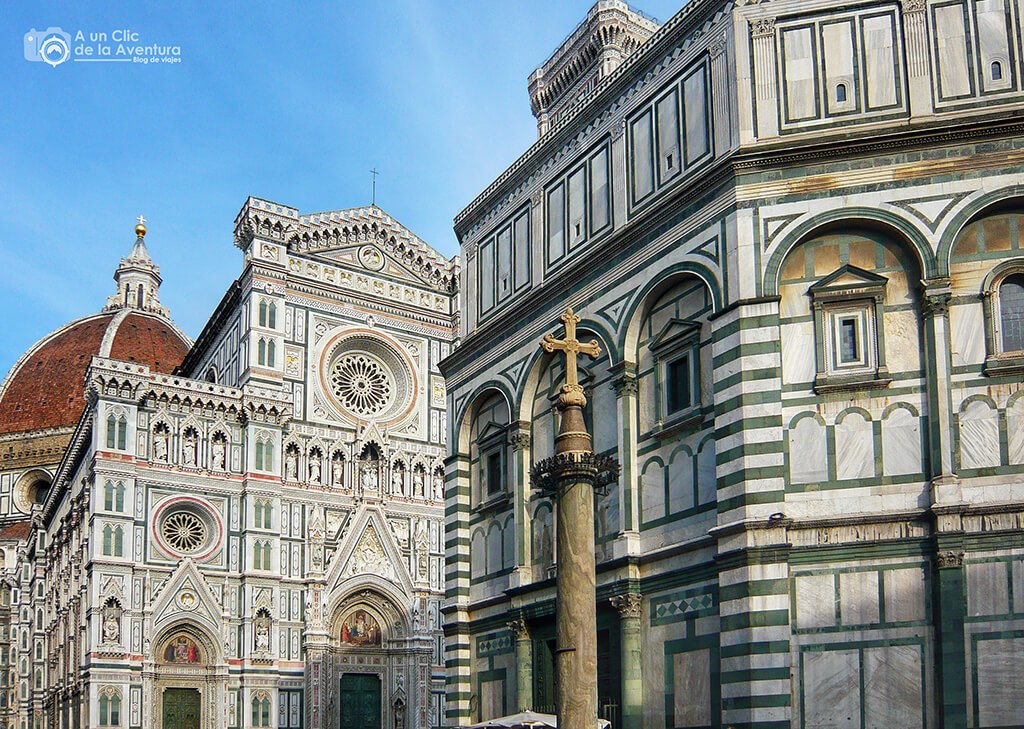 El Baptisterio de San Giovanni y la iglesia de Santa Maria del Fiori de Florencia El Baptisterio de San Giovanni y la iglesia de Santa Maria del Fiori de Florencia