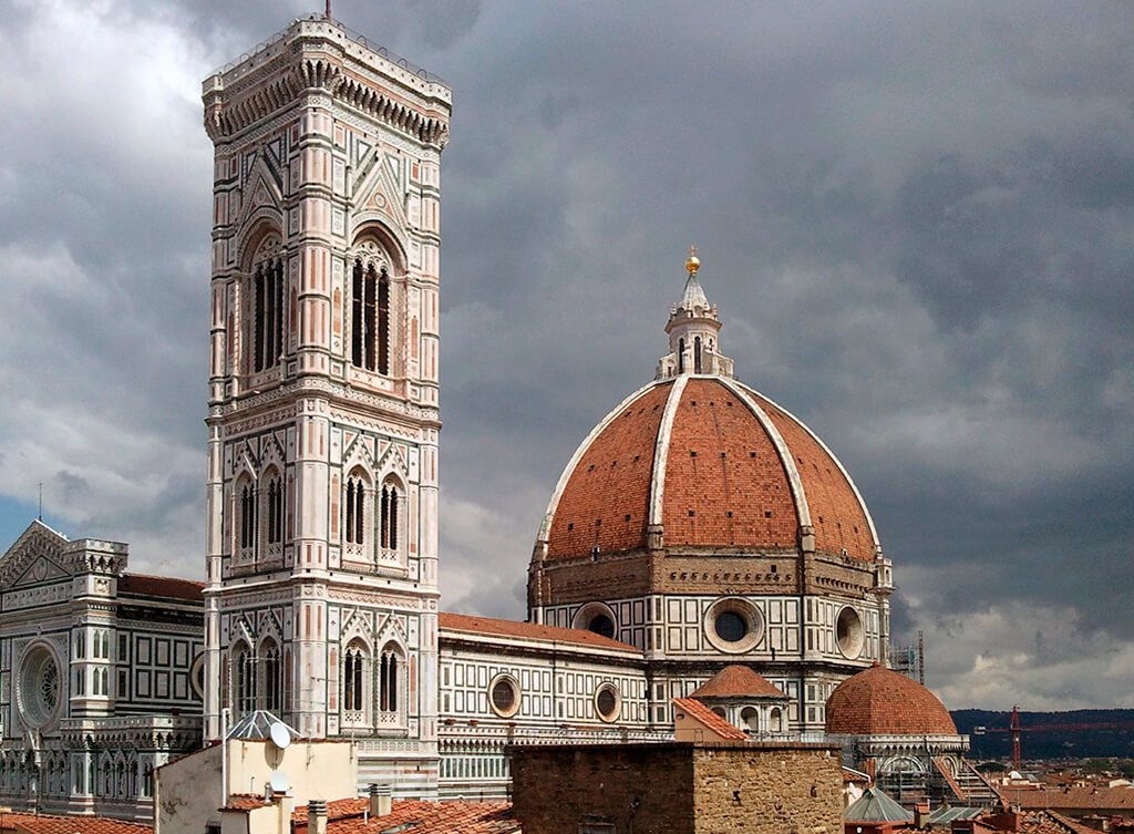 Vista del Duomo con el Campanile en primer plano - Florencia Vista del Duomo con el Campanile en primer plano - Florencia
