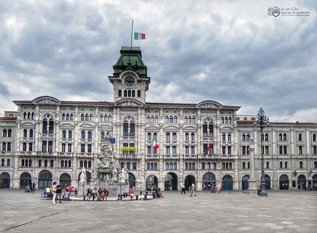 Piazza Unità d'Italia en Trieste - viaje en coche a Venecia y norte de Italia Piazza Unità d'Italia en Trieste - viaje en coche a Venecia y norte de Italia