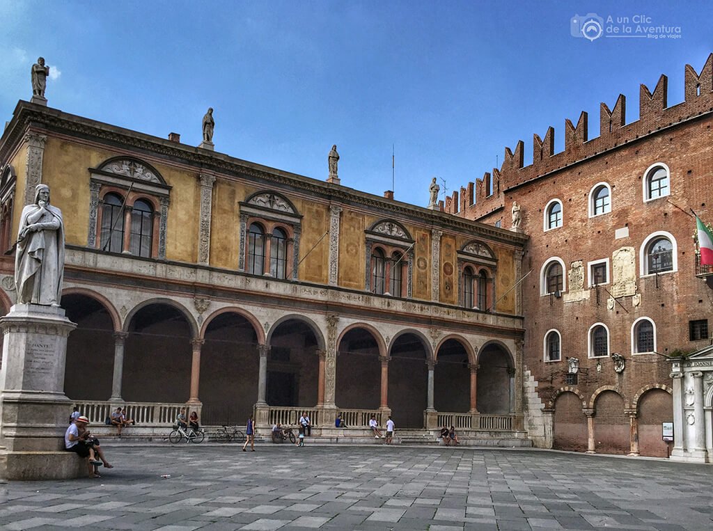 Piazza dei Signori, también llamada Plaza de Dante, en Verona - viaje en coche a Venecia y norte de Italia Piazza dei Signori, también llamada Plaza de Dante, en Verona - viaje en coche a Venecia y norte de Italia