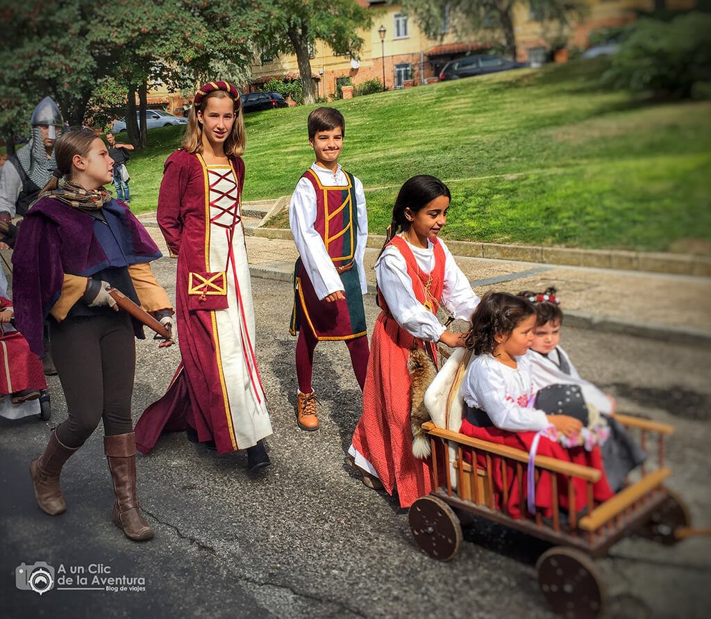Grandes y pequeños acompañan al Cid en su desfile por el centro de Burgos