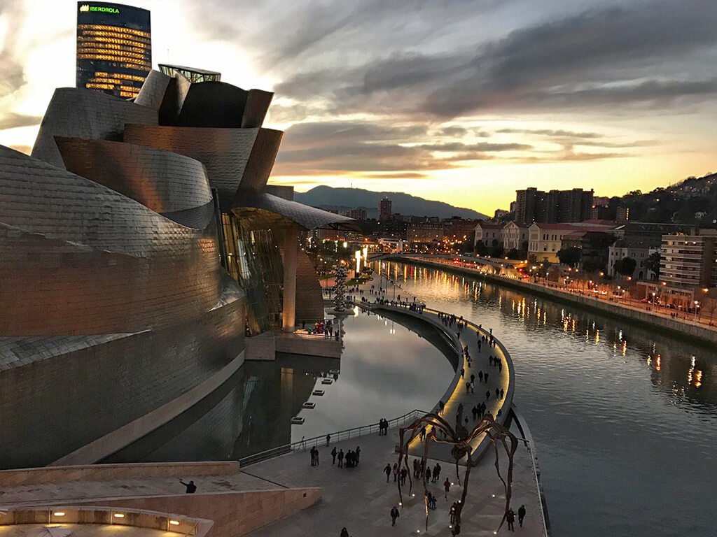 Vista del Museo Guggenheim desde el Puente de la Salve