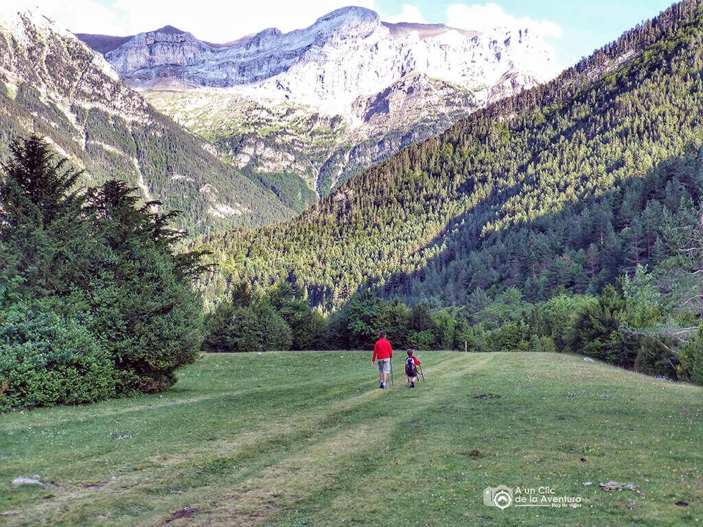Regreso de la ruta del Valle de Bujaruelo por los fenales, con Gavietos y Mondarruego al fondo