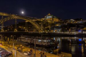 Foto nocturna de Oporto a orillas del río Duero - Oporto y norte de Portugal