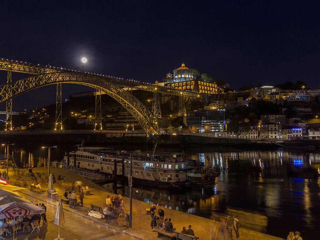 Foto nocturna de Oporto a orillas del río Duero - Oporto y norte de Portugal