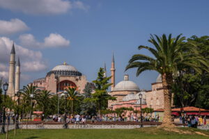 Plaza Sultanahmet con Santa Sofía al fondo, viaje a Estambul