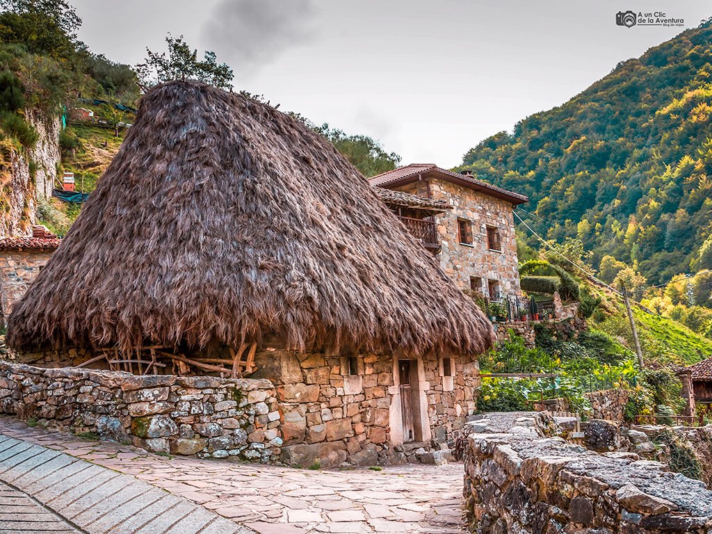 Cabaña de teito del Ecomuseo de Somiedo en Veigas - Asturias con niños