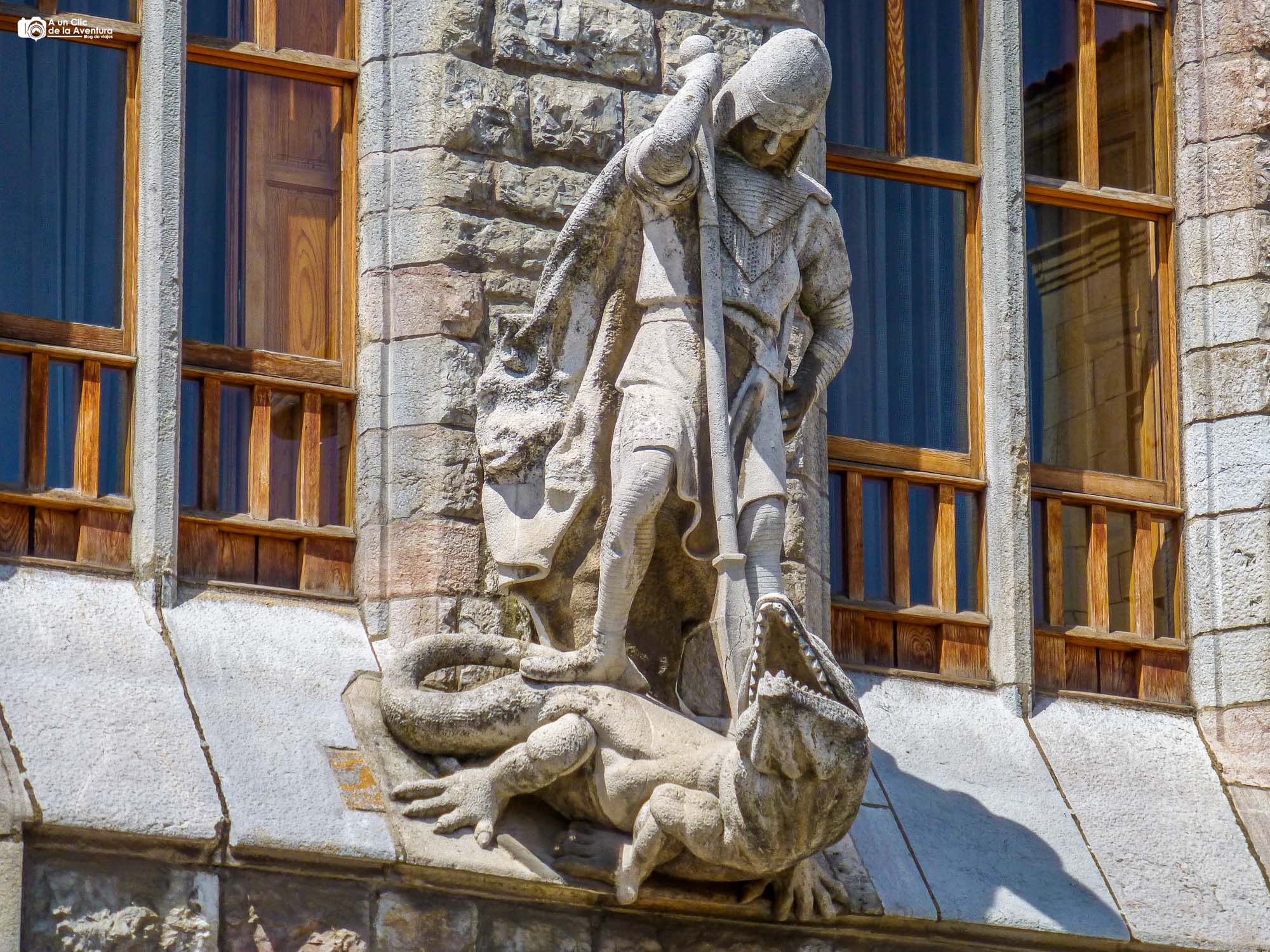 San Jorge y el Dragón en la Casa Botines de León