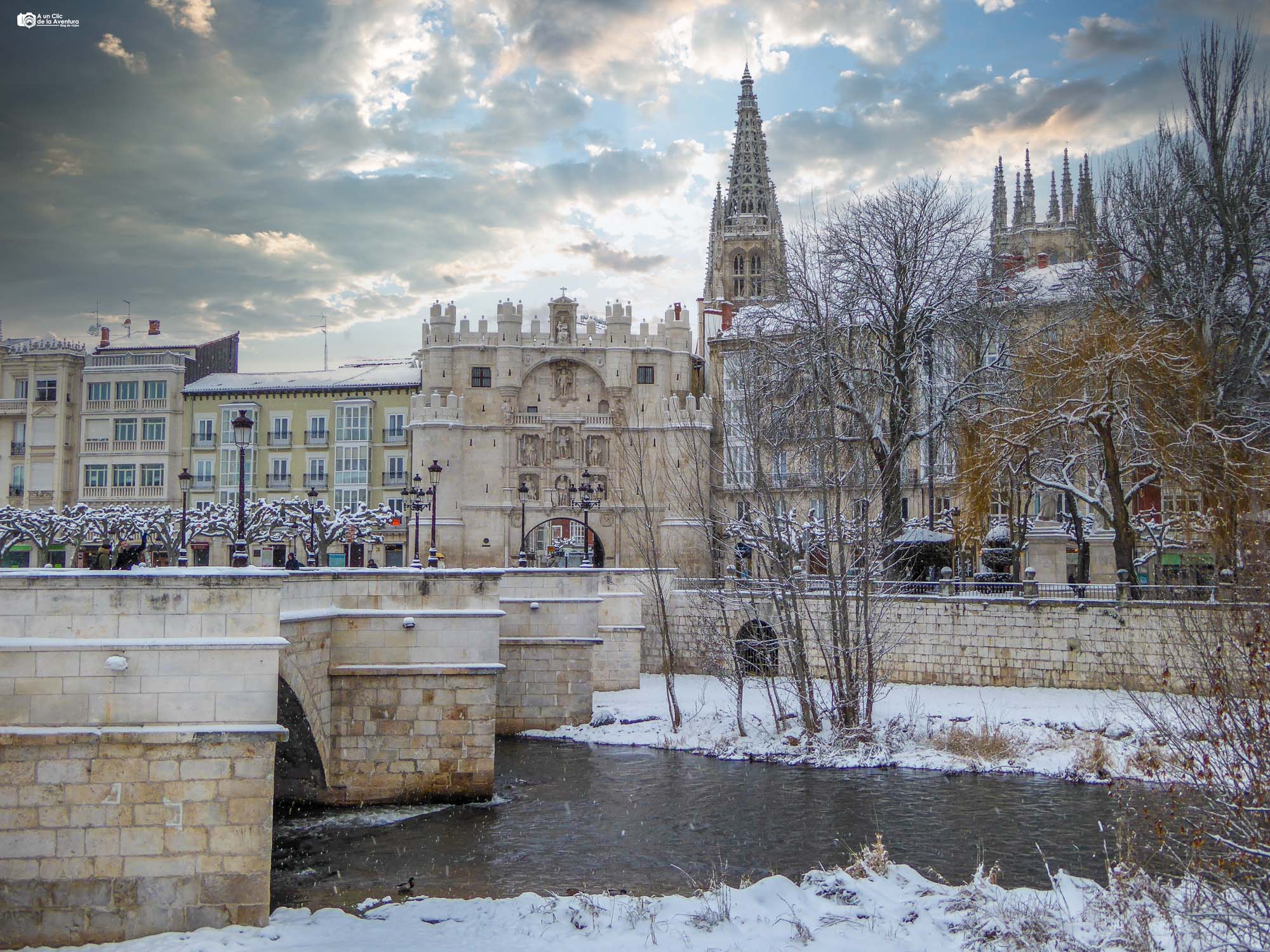 Arco Santa María y Catedral de Burgos con nieve