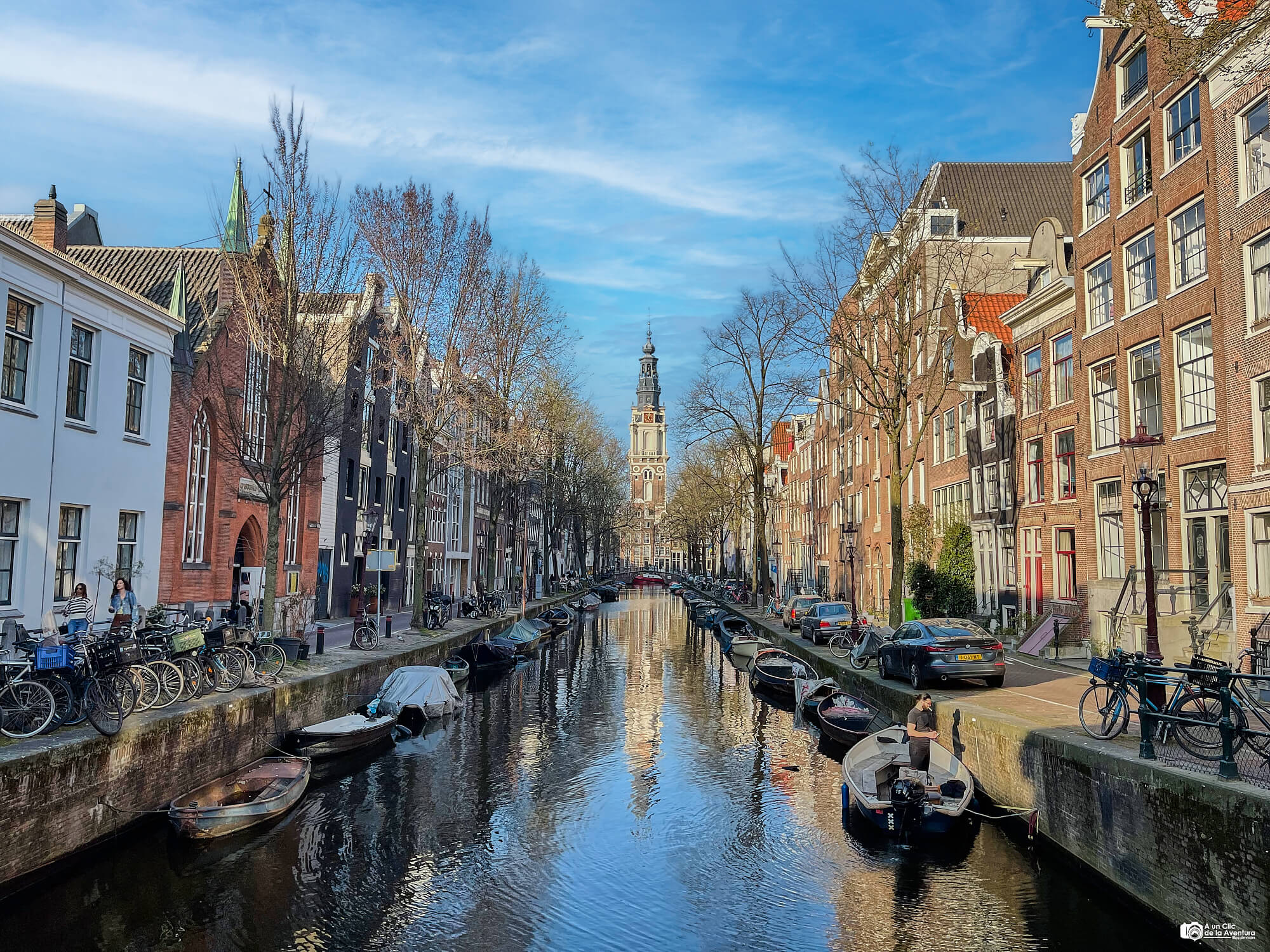 Canal de Amsterdam con la iglesia Zuiderkerk al fondo