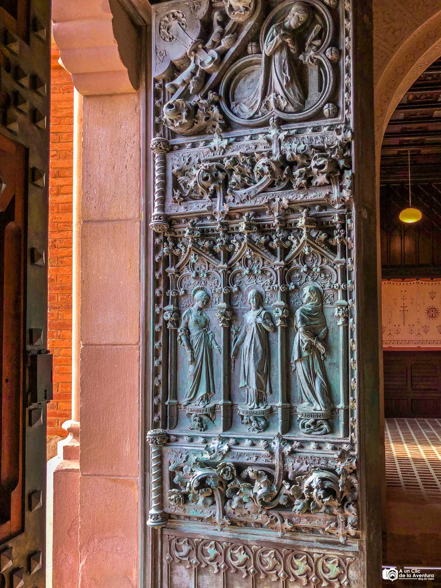 Puerta de las Virtudes de la Universidad Pontificia de Comillas