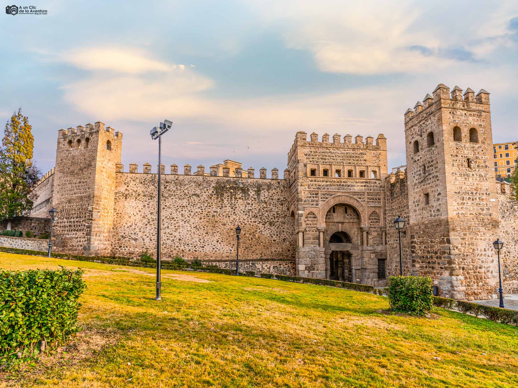 Puerta Antigua de la Bisagra o Puerta de Alfonso VI, que ver en Toledo