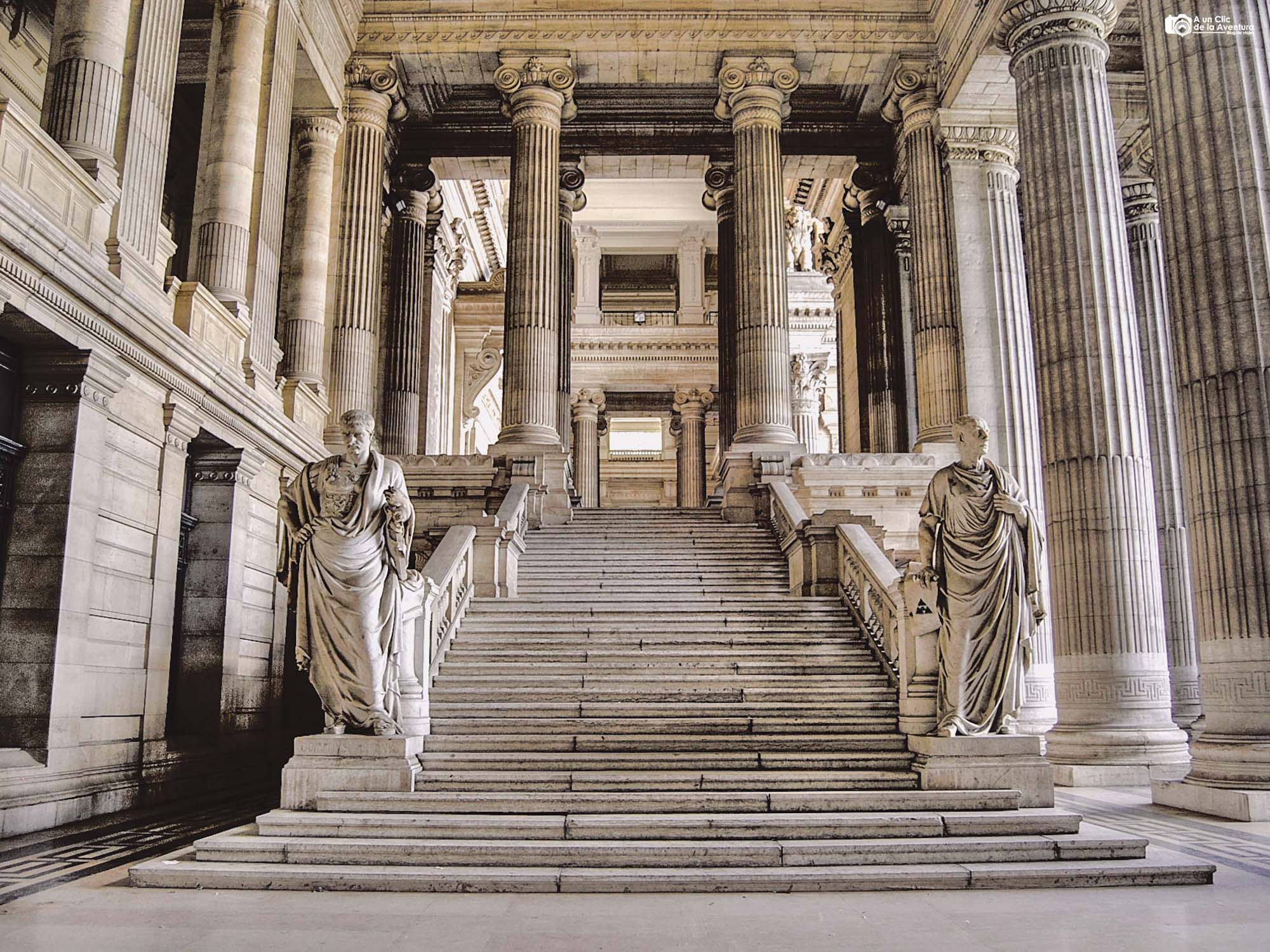 Escalinata del Palacio de Justicia, que ver en Bruselas