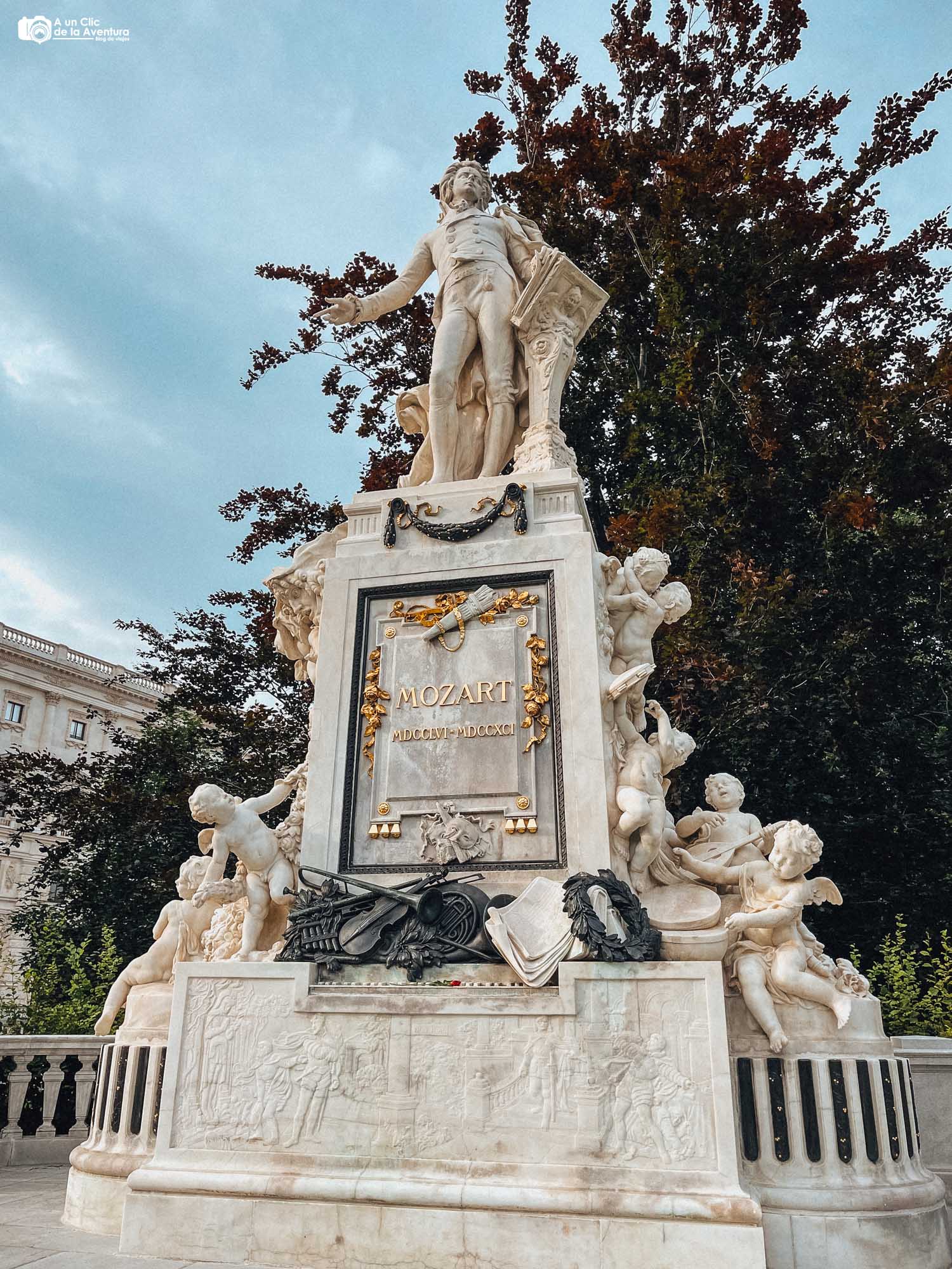 Estatua de Mozart en los Jardines Burggarten Viena