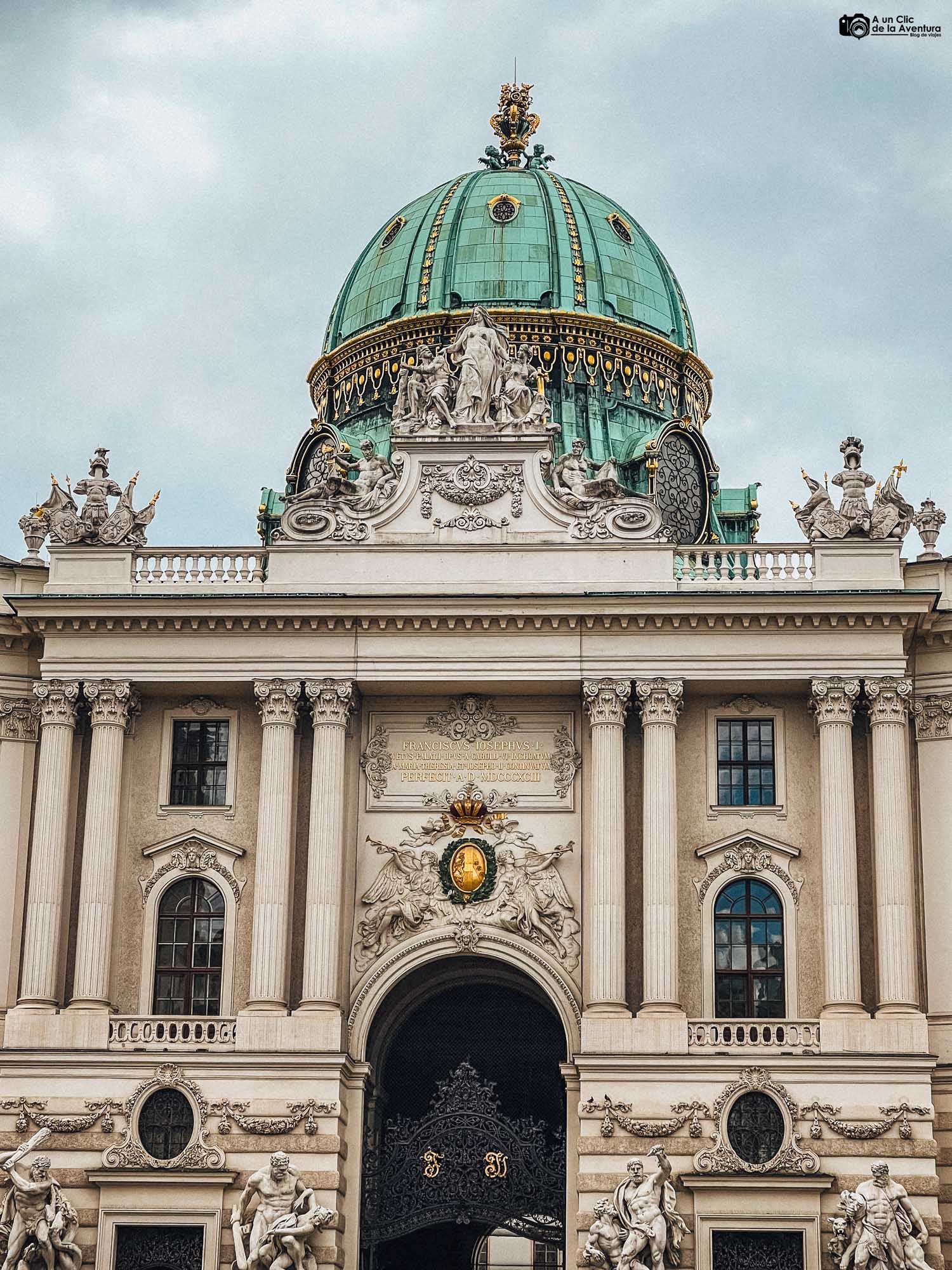 Cúpula del Palacio Hofburg llamada Michaelertrakt Viena