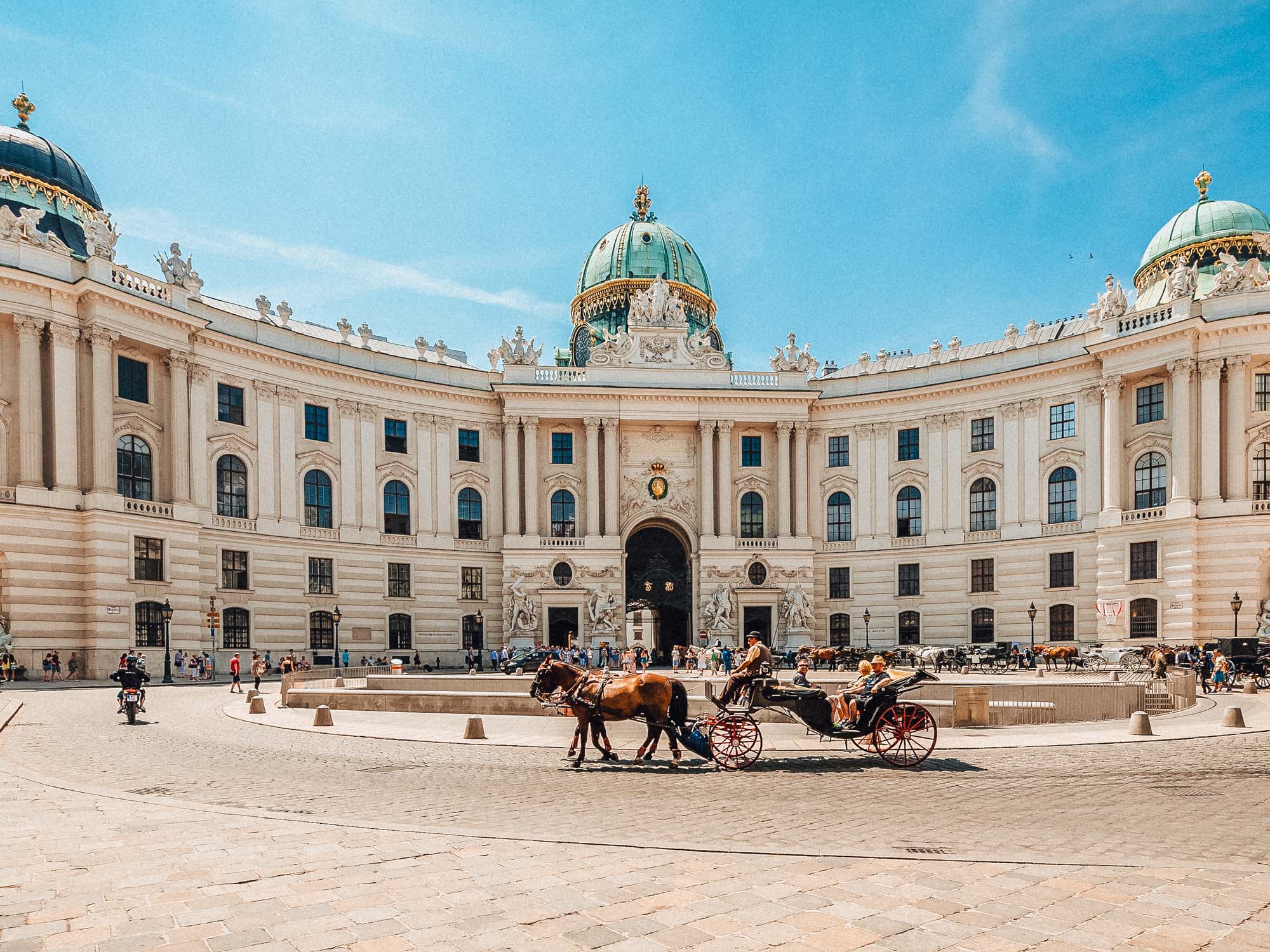 Palacio Hofburg desde la Plaza Michaelerplatz Viena