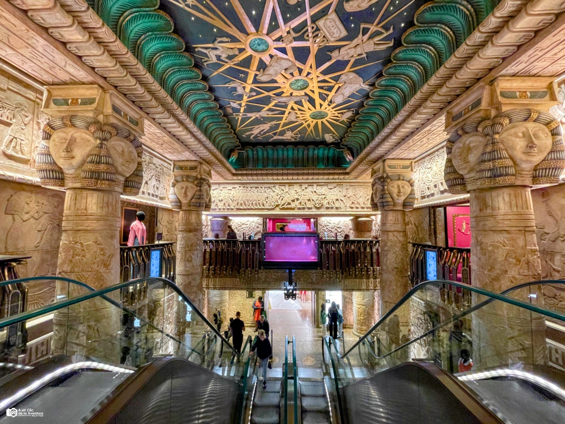 Escalera mecánica egipcia de Harrods en Londres