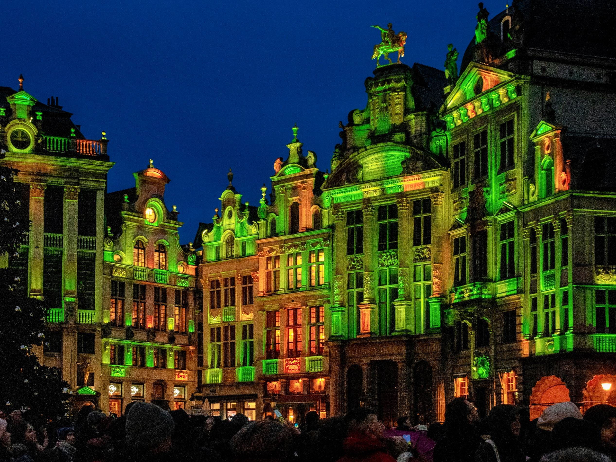 Espectáculo de luz y sonido en la Grand-Place de Bruselas en Navidad